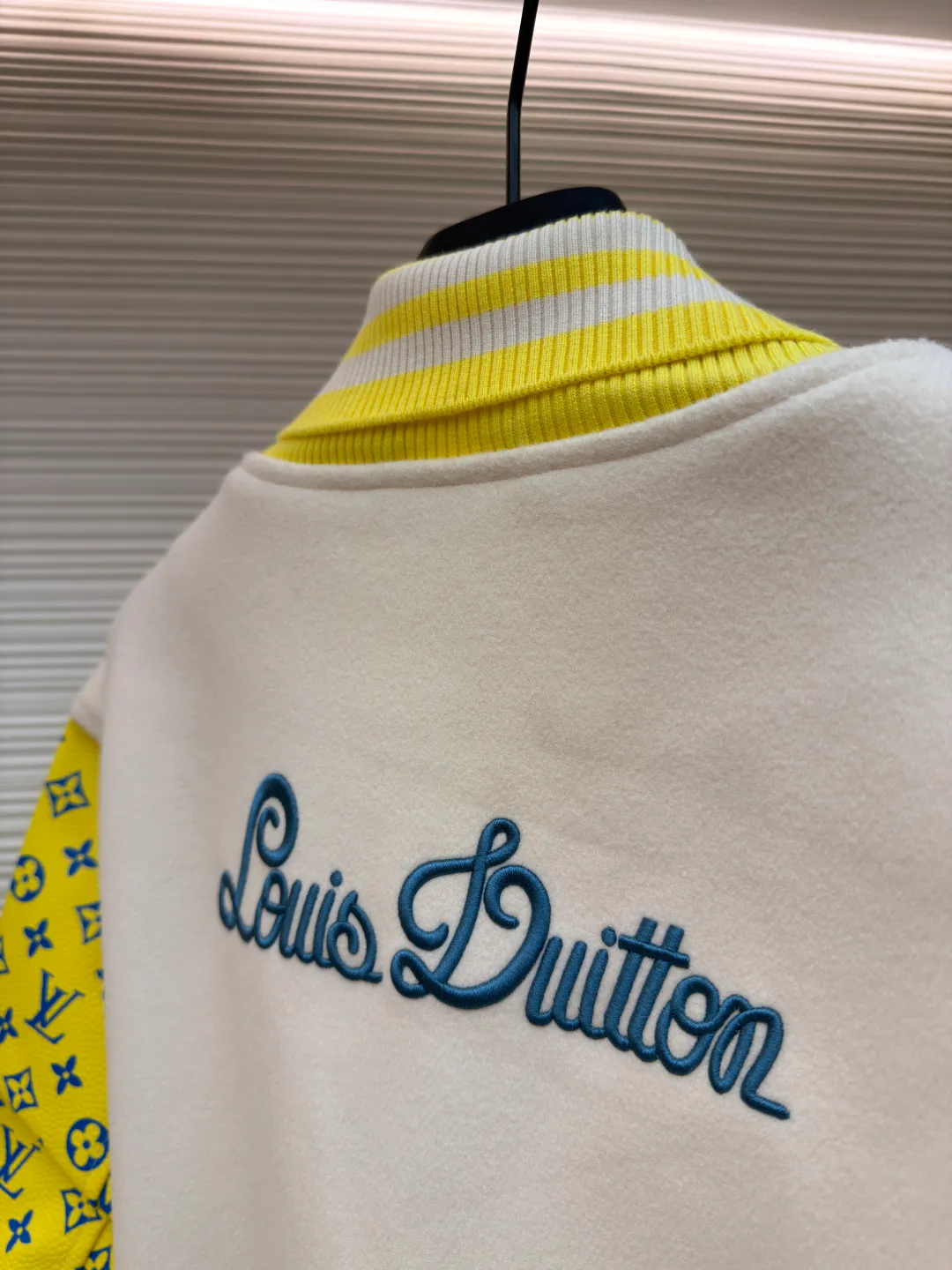LOUIS VUITTON Cartoon polka dot dog embroidered all-over printed leather sleeves baseball jacket ●Original version: Purchased and developed by 35899 ●Item number: 1681207-C15 ●Fabric: cupro silk fabric ●Technology: embroidery process ●Color: yellow ●Version: fitted version ●Weight: about 1045 grams ●Size: S-M-L-XL ●Description: The polka-dot puppy towel stitch embroidery + cotton flat embroidery is composed of two sets of yarns of different sizes. The visual effect is more three-dimensional. It is matched with cupro silk + cotton blended lining, and is matched with a molded and customized aluminum alloy material with a logo spray-painted four-button buckle + a hanging plated back collar made of white copper and a white gold hardware chain. The sleeves are made of imported calfskin, and the back embroidery requires multiple processes to achieve the effect. The overall routing is straight and delicate, the fabric is comfortable and soft, and the colors are consistent without color difference. It can be matched with the same style to create a fashionable look and control various occasions. Customized accessories, complete with three standards, same style for men and women!